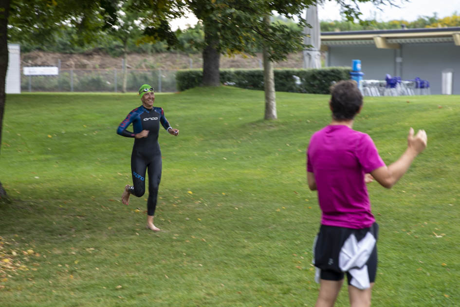 Tanja, im Team 3, rennt zu Roger